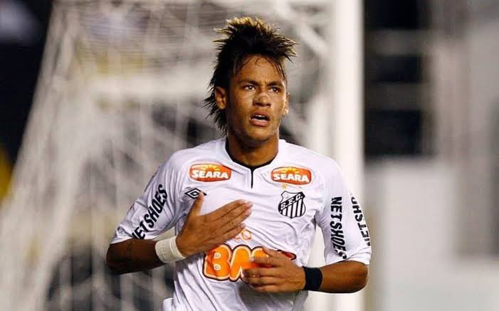 EmpNeymar's tweet image. Neymar tem 7 jogos contra o Internacional:
2 vitórias
4 empates
1 derrota
5 gols marcados
Onde ele teve uma atuação histórica na fase de grupos da libertadores de 2012, marcando um hat-trick na vitória sobre o Internacional por 3x1 na Vila Belmiro.