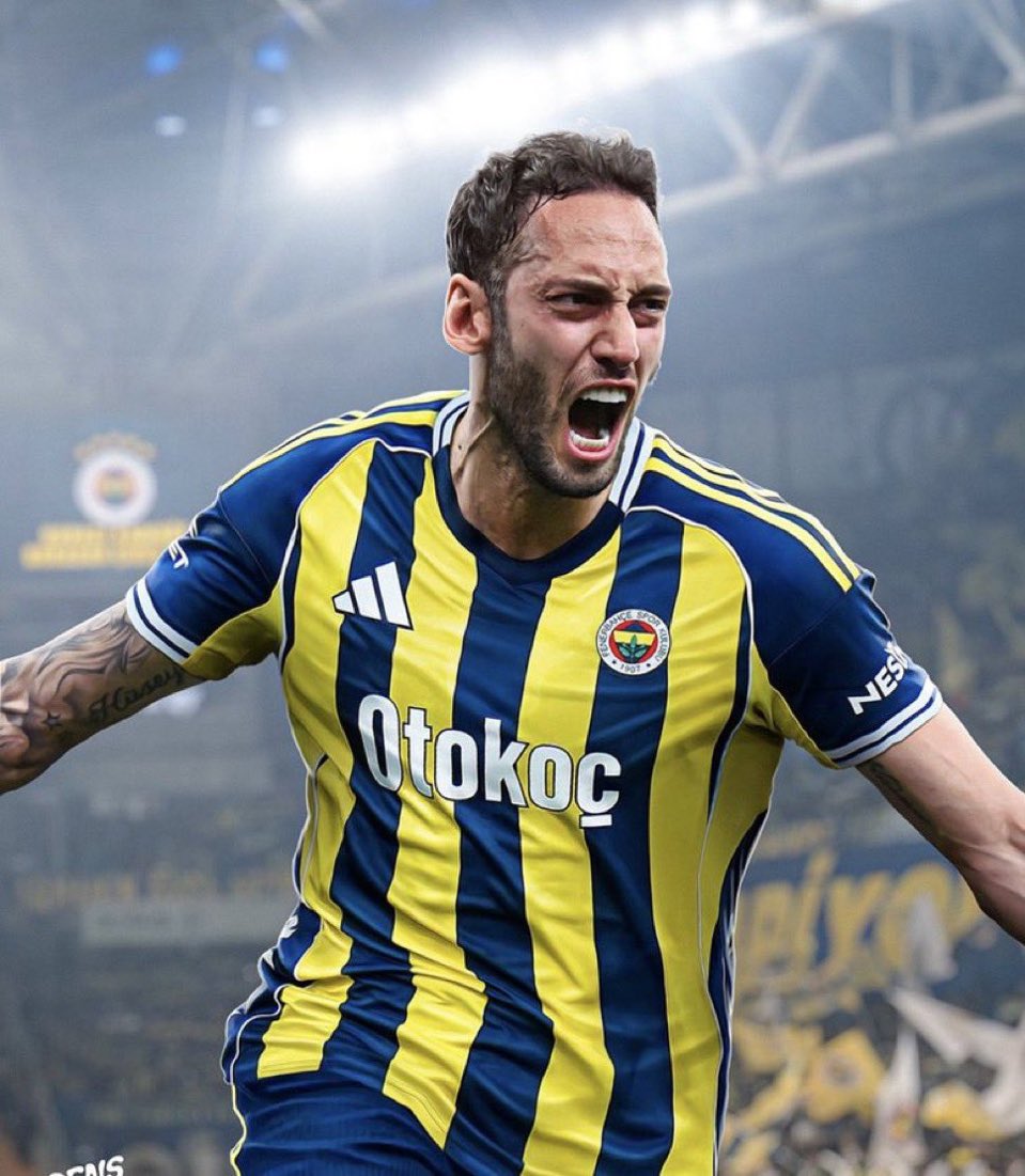 FenerGlobalOrg's tweet image. Hakan Çalhanoğlu için önce aracı vasıtasıyla Ali Koç'a ulaştılar.
Başkan Ali Koç da Hakan'ı arayıp Türkiye'de oynamak isteyip istemediğini sordu. Hakan Çalhanoğlu da 'Kulübümle anlaşırsanız oynamak isterim' dedi.
Ondan sonra Fenerbahçe yönetimi bir toplantı yaptı. Fenerbahçe…