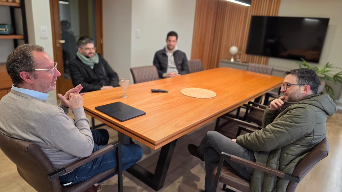 Esta mañana me reuní con Darío y Pablo Basualdo y Cristian Rengach, integrantes del Grupo Teatral Arlequino. Son jóvenes que, a través del arte, trascienden las fronteras de nuestro querido Municipio de Carlos Casares y de la provincia.

Conversamos sobre iniciativas, propuestas