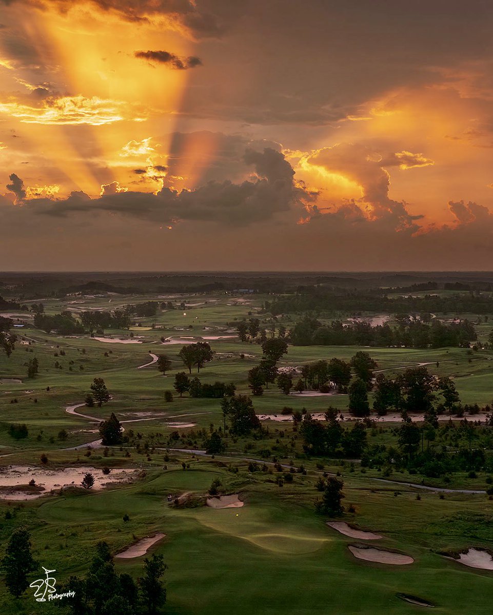 Mother Nature put on a breathtaking show this morning at Sedge Valley and Sand Valley, preceding the rain. ☔️ I think she's just showing off...nevertheless, so fortunate to be there to capture it