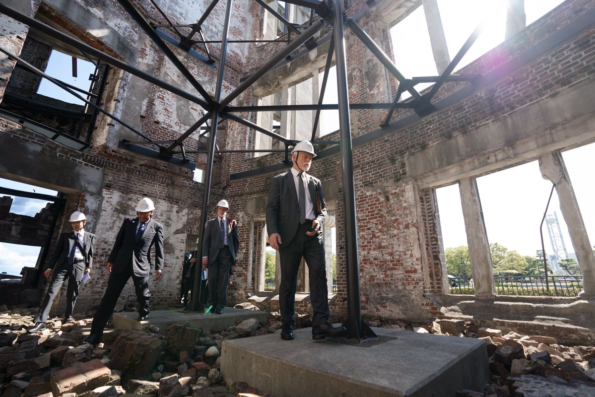 Atomový dóm v Hirošimě postavený podle návrhu českého architekta Jana Letzela  je bývalý veletržní palác, který zůstal stát i po výbuchu atomové bomby v roce 1945. Dnes představuje památník míru, ale i symbol ničivosti jaderných zbraní. Stěží si dovedu představit významnější