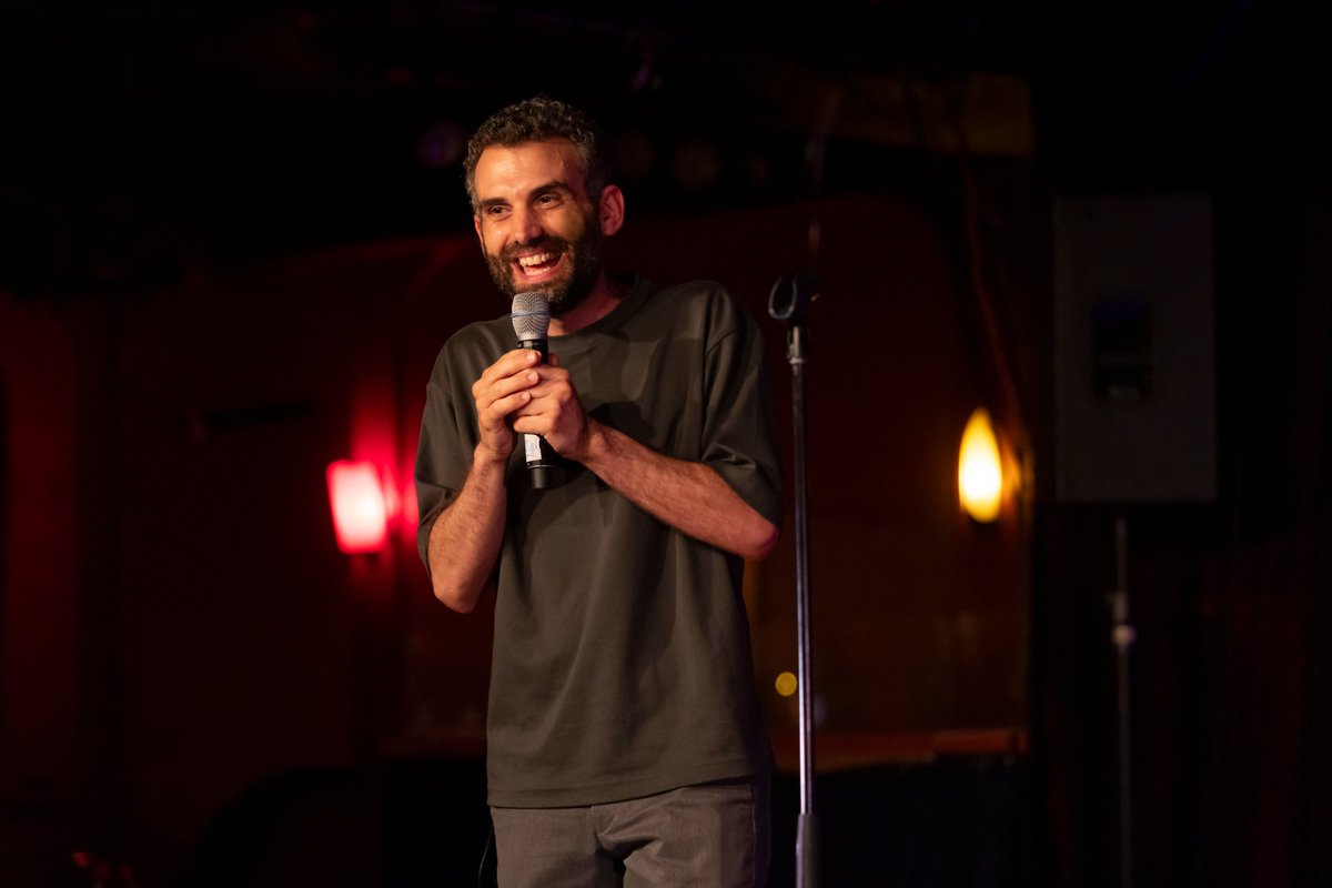 StanCCarotenuto's tweet photo. Individu très content de faire son baptême de stand up ; qui plus est dans le cadre du prestigieux Festival @justepourriremontreal

🎟️Dates &amp; infos de la suite des aventures👉 https://t.co/Kwdzo8OS5E 

📸@patrickseguin 

#hahaha #jprqc #stan #standup #montreal #quebec #festival https://t.co/9NXbp5JKE7