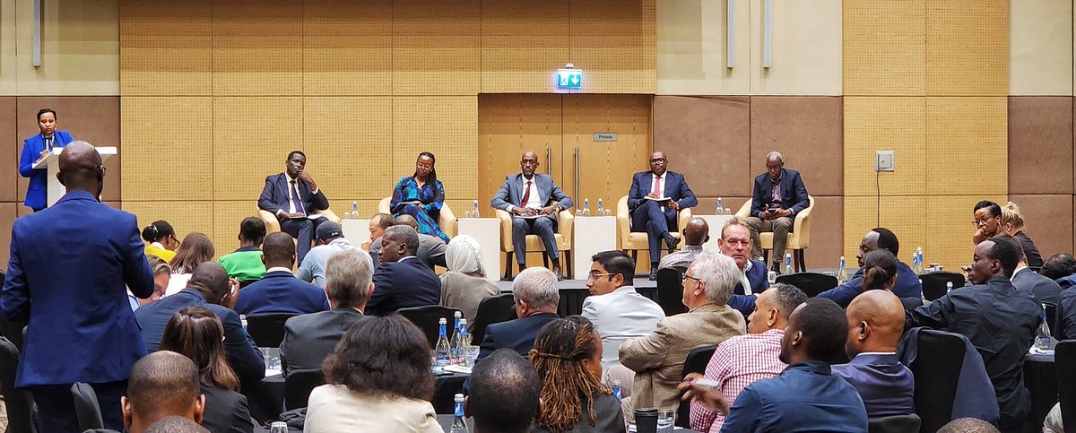 CentralBankRw's tweet image. This afternoon, the National Bank of #Rwanda, in collaboration with the Rwanda Development Board (@RDBrwanda), Ministry of Finance and Economic Planning (@RwandaFinance) and the Private Sector Federation (@PSF_Rwanda) convened a consultative session with captains of industry to…