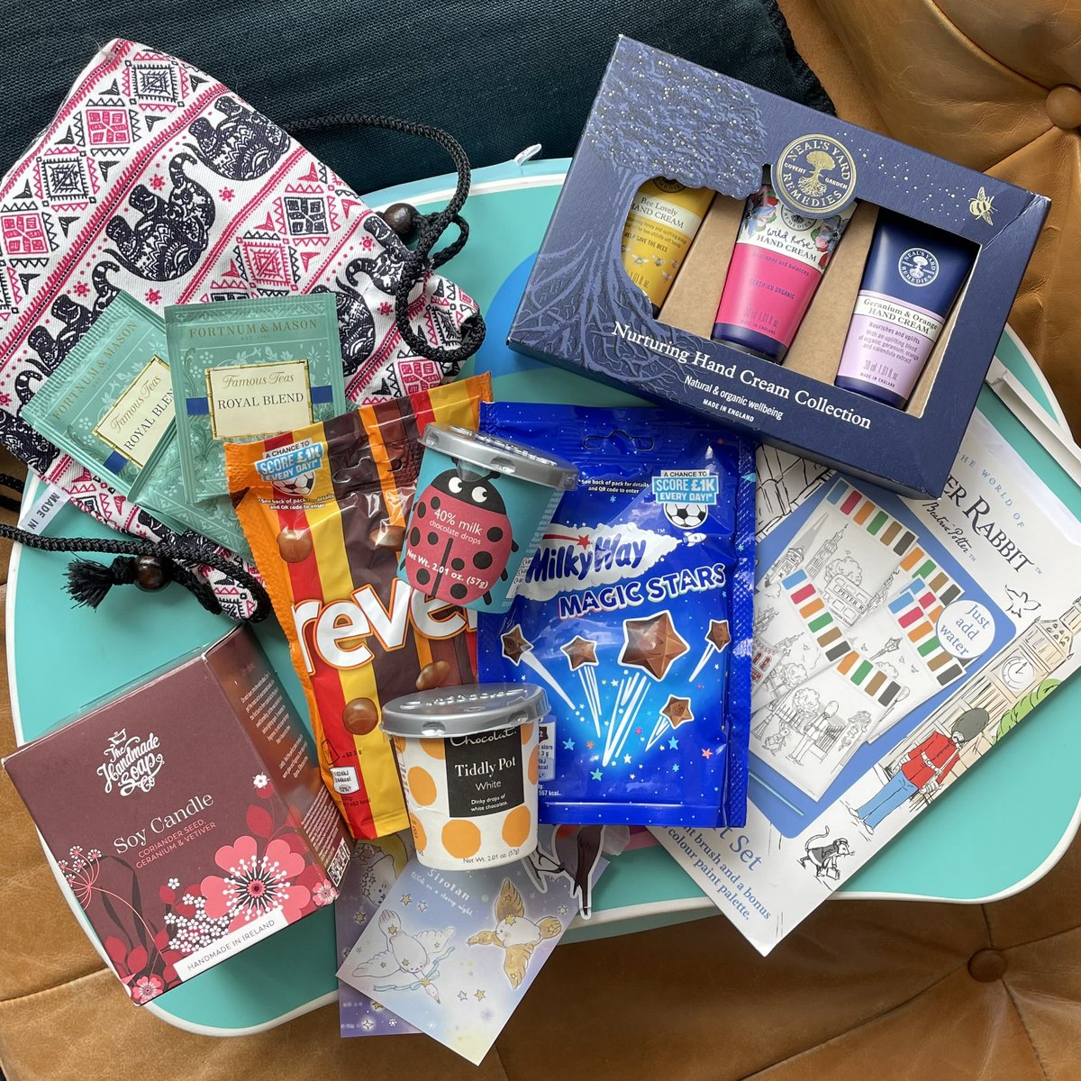 Theeeee sweetest UK care package from theeeee sweetest <a href="/leaderlooi/">Leader Looi 雷 ⚡</a> !!! 😭😭💜💜💜