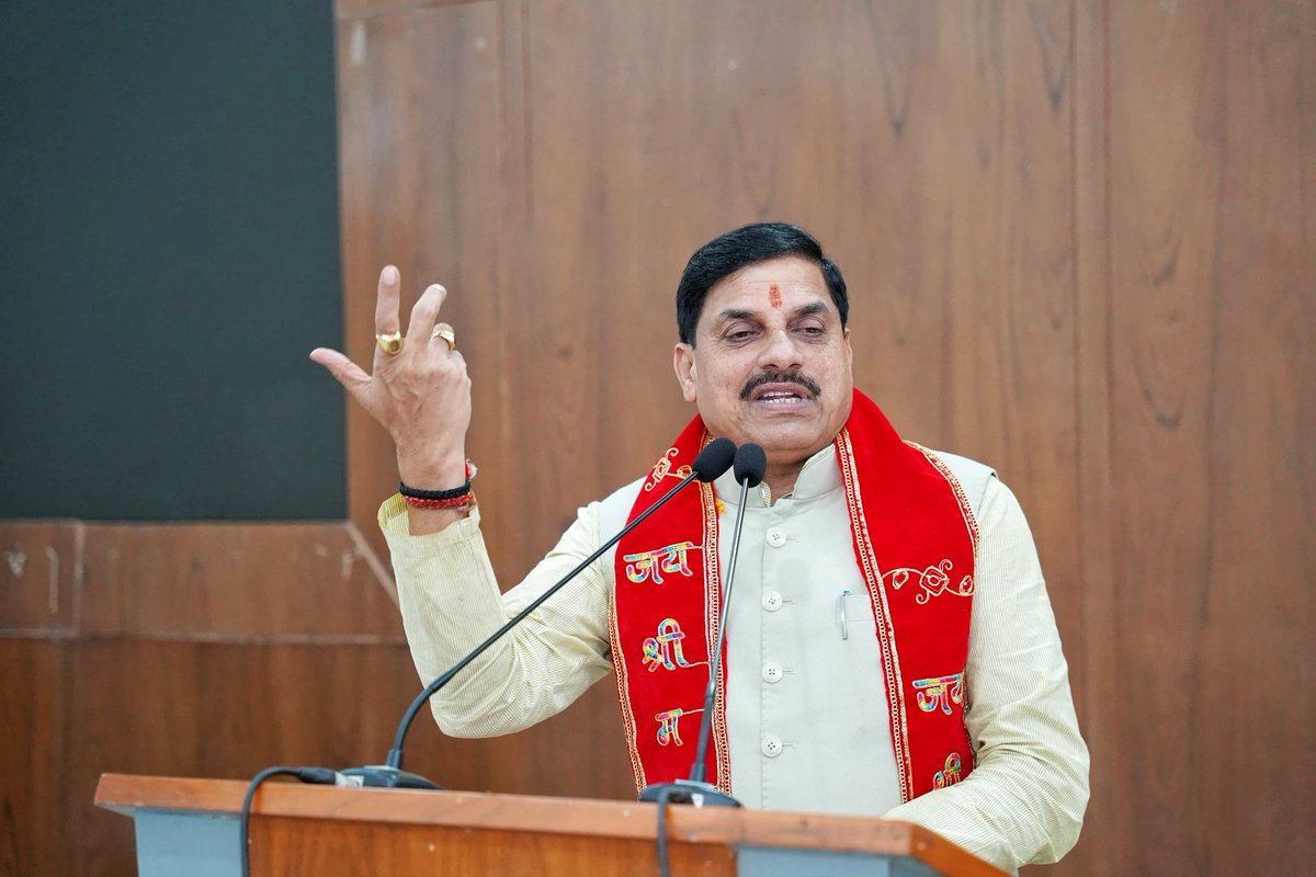 DrMohanYadav51's tweet image. उज्जैन में सिंहस्थ-2028 को यादगार बनाना है। यह विश्व का सबसे बड़ा मेला होगा। बदलते दौर का उज्जैन सिर्फ उज्जैन के लिए नहीं, बल्कि भारत और पूरे विश्व के लिए महत्वपूर्ण छाप छोड़ेगा।
उज्जैन नगर निगम के महापौर श्री मुकेश टटवाल जी, नगर निगम अध्यक्ष श्रीमती कलावती यादव जी, विधायक श्री…