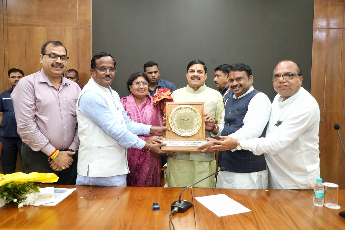 DrMohanYadav51's tweet image. उज्जैन में सिंहस्थ-2028 को यादगार बनाना है। यह विश्व का सबसे बड़ा मेला होगा। बदलते दौर का उज्जैन सिर्फ उज्जैन के लिए नहीं, बल्कि भारत और पूरे विश्व के लिए महत्वपूर्ण छाप छोड़ेगा।
उज्जैन नगर निगम के महापौर श्री मुकेश टटवाल जी, नगर निगम अध्यक्ष श्रीमती कलावती यादव जी, विधायक श्री…