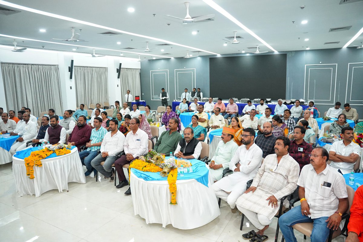 DrMohanYadav51's tweet image. उज्जैन में सिंहस्थ-2028 को यादगार बनाना है। यह विश्व का सबसे बड़ा मेला होगा। बदलते दौर का उज्जैन सिर्फ उज्जैन के लिए नहीं, बल्कि भारत और पूरे विश्व के लिए महत्वपूर्ण छाप छोड़ेगा।
उज्जैन नगर निगम के महापौर श्री मुकेश टटवाल जी, नगर निगम अध्यक्ष श्रीमती कलावती यादव जी, विधायक श्री…