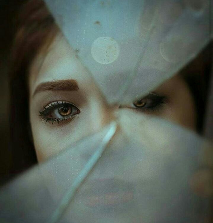 davood96465340's tweet image. آواز عاشقانهی ما در گلو شکست
حق با سکوت بود، صدا در گلو شکست
دیگر دلم هوای سرودن نمی کند
تنها بهانهی دل ما در گلو شکست
فرصت گذشت و حرف دلم ناتمام ماند
نفرین و آفرین و دعا در گلو شکست
(قیصر امینپور)