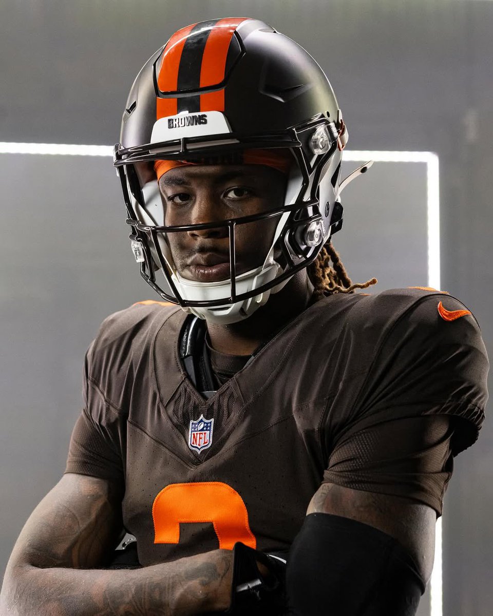NFLFrance's tweet image. 🐶 Les @Browns introduisent un nouveau casque alternatif “Alpha Dawg” ! #DawgPound
Il sera utilisé avec leur uniforme alternatif marron, lors de 3 matchs la saison prochaine.
Qui est fan de ce look pour Cleveland ?