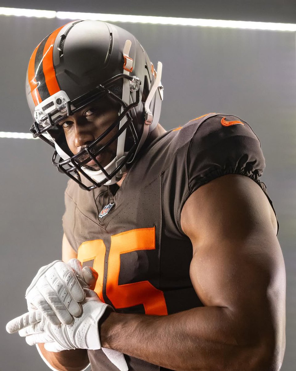 NFLFrance's tweet image. 🐶 Les @Browns introduisent un nouveau casque alternatif “Alpha Dawg” ! #DawgPound
Il sera utilisé avec leur uniforme alternatif marron, lors de 3 matchs la saison prochaine.
Qui est fan de ce look pour Cleveland ?