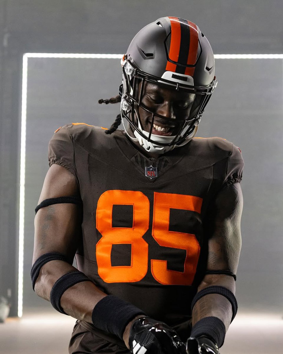 NFLFrance's tweet image. 🐶 Les @Browns introduisent un nouveau casque alternatif “Alpha Dawg” ! #DawgPound
Il sera utilisé avec leur uniforme alternatif marron, lors de 3 matchs la saison prochaine.
Qui est fan de ce look pour Cleveland ?