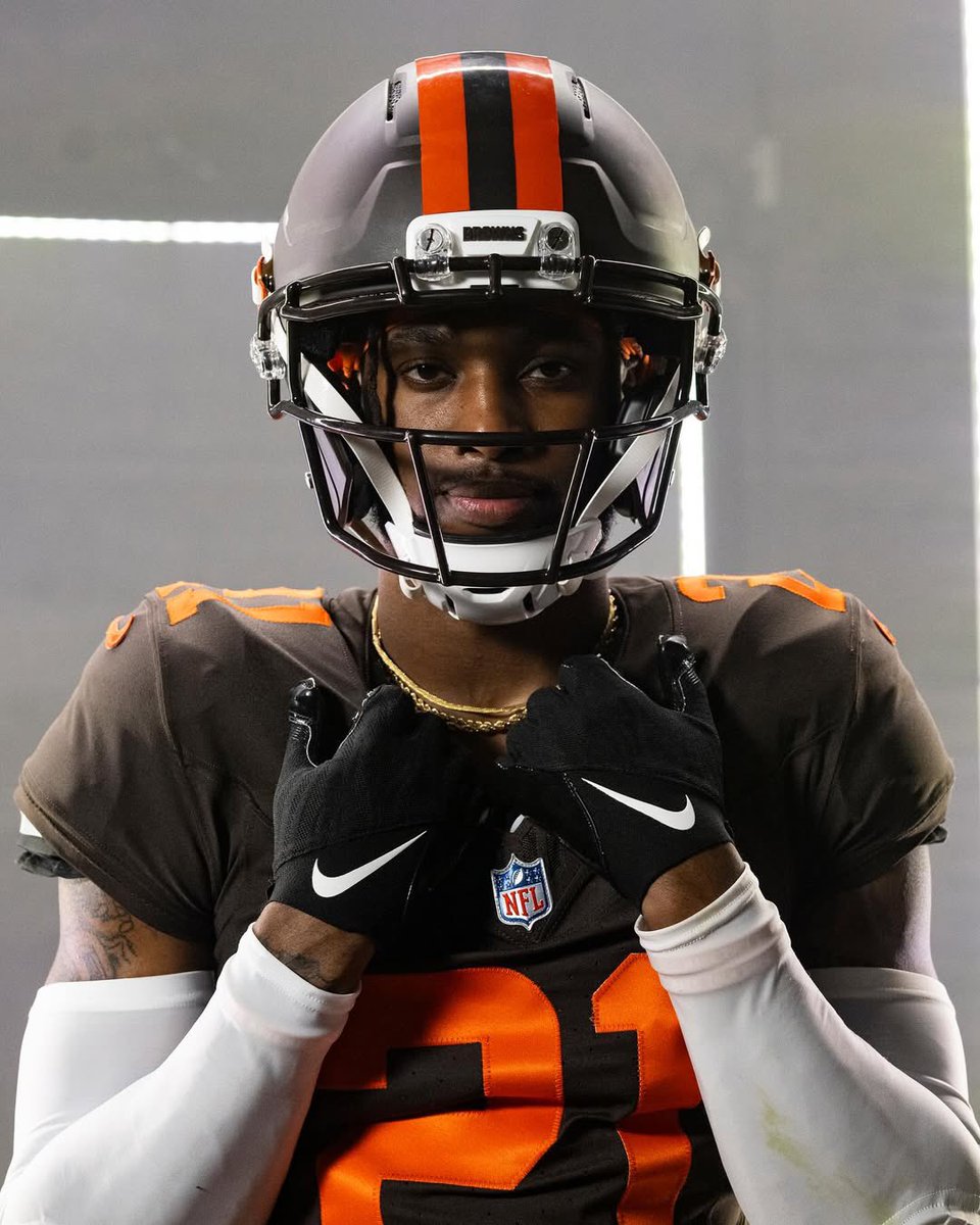 NFLFrance's tweet image. 🐶 Les @Browns introduisent un nouveau casque alternatif “Alpha Dawg” ! #DawgPound
Il sera utilisé avec leur uniforme alternatif marron, lors de 3 matchs la saison prochaine.
Qui est fan de ce look pour Cleveland ?