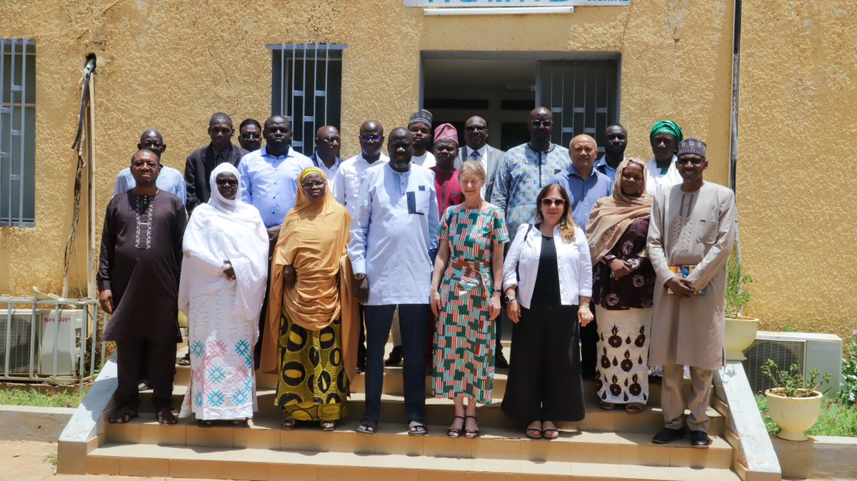 🤝L’Ambassadrice et la Conseillère en Développement 🇬🇧 ont visité <a href="/ACMAD_org/">ACMAD</a> pour échanger sur les priorités communes en matière de climat et de développement durable.
🌱 Le Directeur de ACMAD et l’Ambassadrice ont ensemble planté un arbre pour symboliser ce partenariat durable.