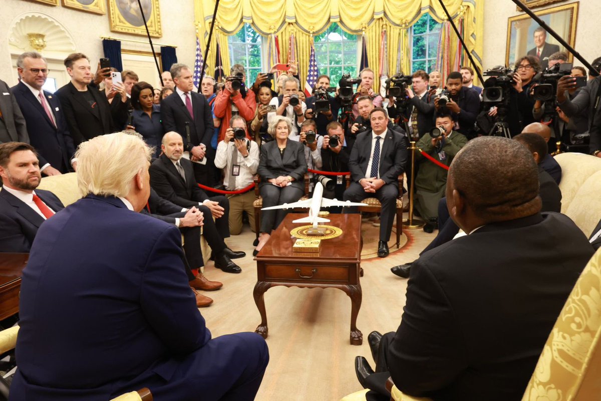 Nhleiks5's tweet image. Honestly, that US trip by ramaphosa and his disciples has backfired sinyile!!!🤔