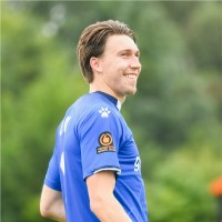 LouisMend's tweet image. You've never seen Wealdstone skipper Jack Cook and American comedian Pete Holmes in the same room have you.