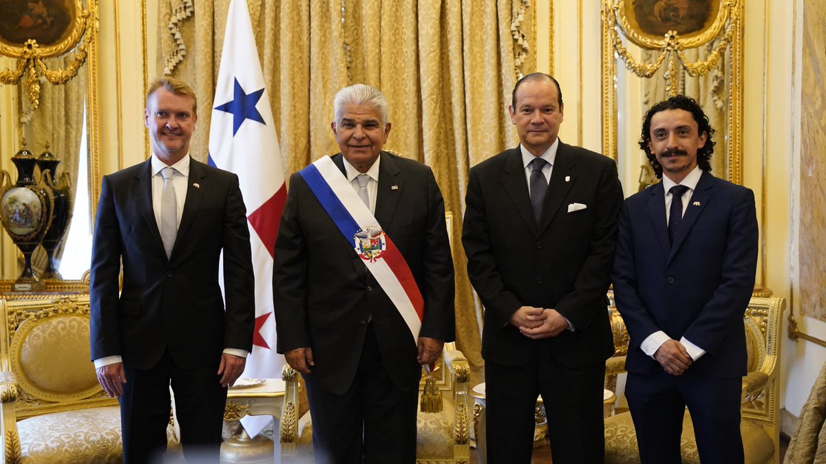 presidenciapma's tweet photo. El Presidente @JoseRaulMulino y el Canciller @javierachapma también recibieron hoy las credenciales de tres embajadores concurrentes:

🇸🇮 Iztok Mirosic (Eslovenia)
🇩🇰 Jens Godtfredsen (Dinamarca)
🇨🇭 Ricarda Torriani (Suiza)

Panamá mantiene una política exterior activa que construye puentes, fortalece la cooperación y abre nuevas oportunidades para el país. #ConPasoFirme🇵🇦