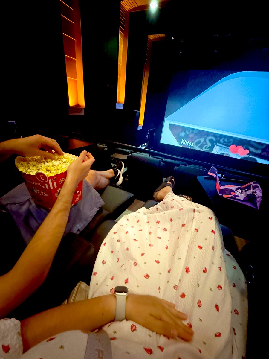 Мы тут тоже лежа кино смотрим 🎬