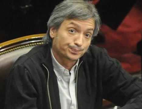 Trumperizar's tweet image. Este tipo declar贸 que tiene un patrimonio de 8.300 MILLONES DE PESOS solo por haber jugado a la play toda su vida.
As铆 es la famosa Justicia Social.