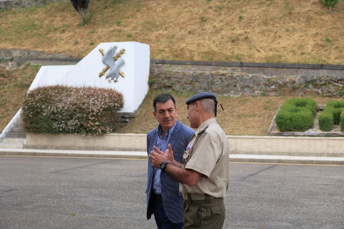 RomanLalin's tweet image. Cedemos unha nova peza saída dos talleres do Centro de #FP Cantería de Galicia. Desta volta, para a Brigada de Infantería Aerotransportable (BRILAT)

Un pracer coñecer as instalacións desta unidade de elite do Exército de Terra na Base General Morillo de Vilaboa