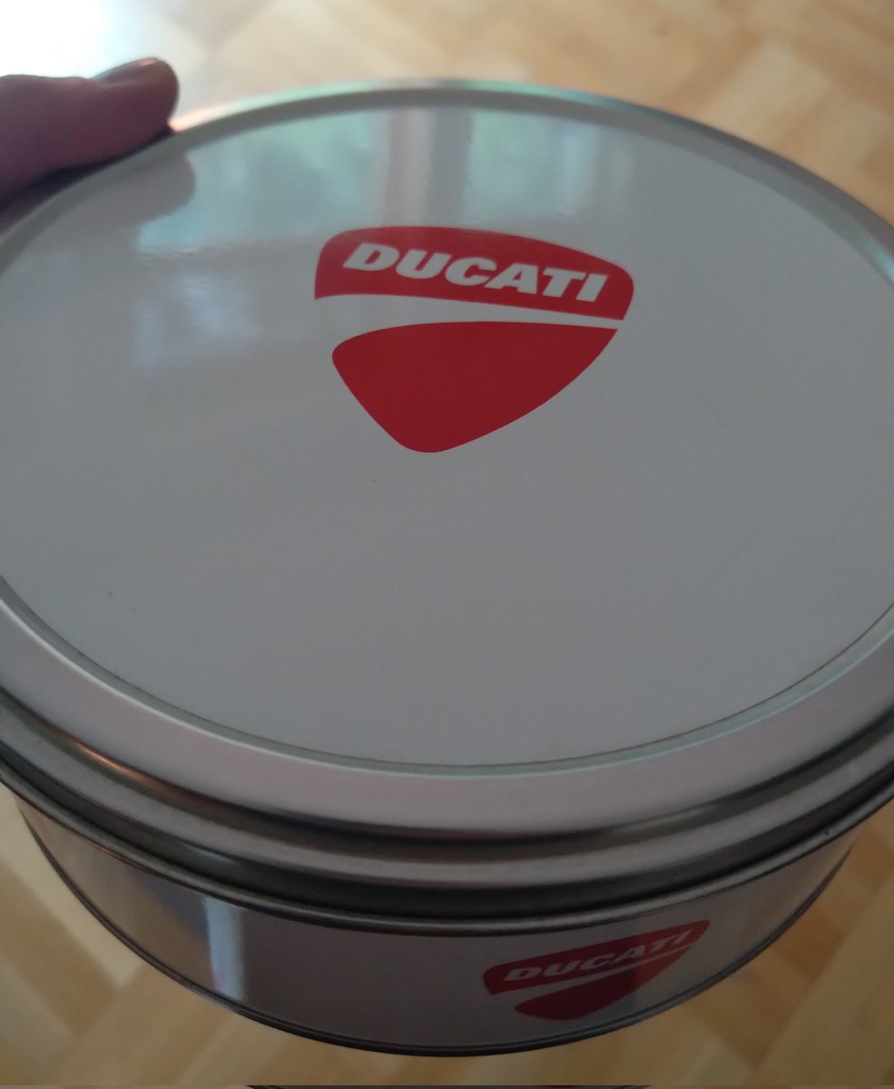 DanielTill8751's tweet image. Hittade den här idag när jag städade i skåpen. Det var tydligen one of a kind Ducati pepparkakor. Den lottades ut och pengarna skulle gå till Barncancerfonden. Ducatifreak som jag är budade jag hem den. Minns jag rätt blev det 70kr per pepparkaka...