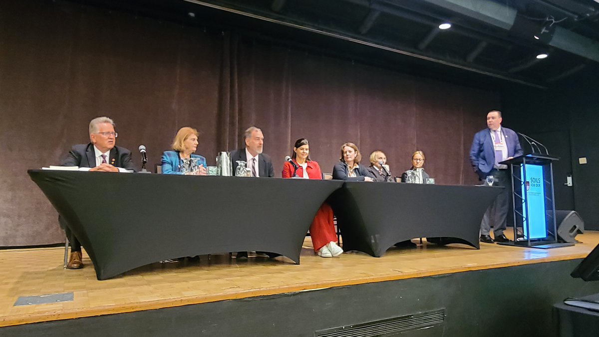 Excellent panel discussion about a national soil strategy for Canada today at <a href="/SOILSFUTURE2025/">SOILS FOR OUR FUTURE 2025 Joint Conference Event</a> with <a href="/IUSS_ORG/">International Union of Soil Sciences</a> &amp; <a href="/CSSS_Soils/">Canadian Society of Soil Science</a> <a href="/SenatorRobBlack/">Senator Rob Black, P. Ag. (Hon)</a> <a href="/canolacouncil/">Canola Council of Canada</a> <a href="/AAFC_Canada/">AAFC Canada</a> <a href="/SoilsecurityJ/">@SoilSecurity_jrnl</a>
