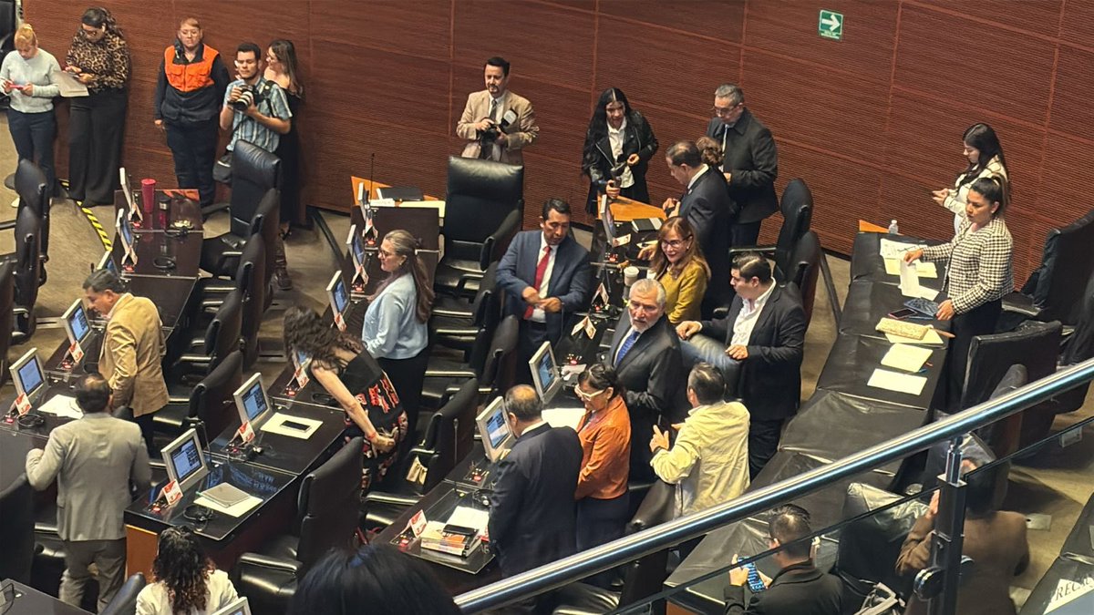 letroblesrosa's tweet image. Y mientras el Príncipe de las Tinieblas recibía aplausos en de la Comisión Permanente, el senador @adan_augusto llegó en su escaño.
No habrá formalmente debate sobre La Barredora y su amigo Hernán Bermúdez, pero si PAN, PRI o MC lo meten “por la puerta de atrás”, él responderá.