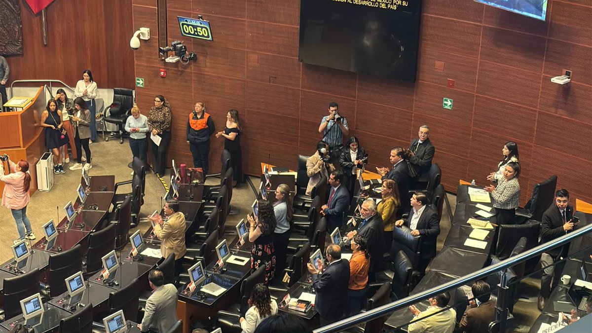 letroblesrosa's tweet image. Y mientras el Príncipe de las Tinieblas recibía aplausos en de la Comisión Permanente, el senador @adan_augusto llegó en su escaño.
No habrá formalmente debate sobre La Barredora y su amigo Hernán Bermúdez, pero si PAN, PRI o MC lo meten “por la puerta de atrás”, él responderá.