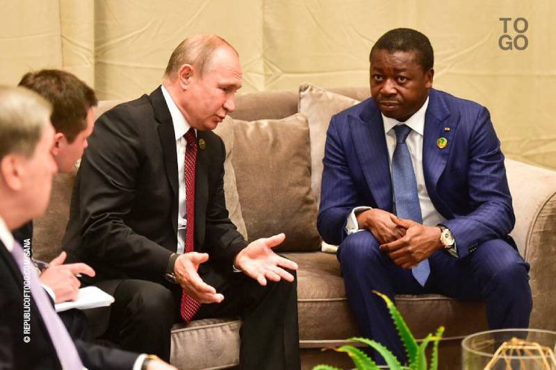 Africarevolt's tweet image. 🇹🇬 Togo and 🇷🇺 Russia formalize a military cooperation agreement. The agreement includes a ton of things .
Gnassimbe is a Trojan horse for the Élysée, just like Embalo; they are ready to eat from any plate to keep their power. #Russian #FreeTogo #FaureMustGo @PresidentPutinF…