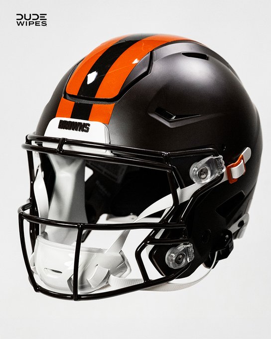 sportingnews's tweet image. The Cleveland Browns have unveiled their "Alpha Dawg" alternate uniform set, which includes a brand new brown matte helmet 馃憖
馃摲: @Browns