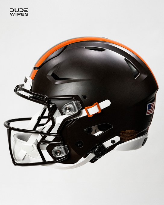 sportingnews's tweet image. The Cleveland Browns have unveiled their "Alpha Dawg" alternate uniform set, which includes a brand new brown matte helmet 馃憖
馃摲: @Browns