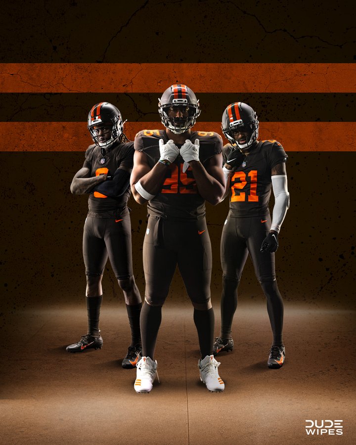 sportingnews's tweet image. The Cleveland Browns have unveiled their "Alpha Dawg" alternate uniform set, which includes a brand new brown matte helmet 馃憖
馃摲: @Browns