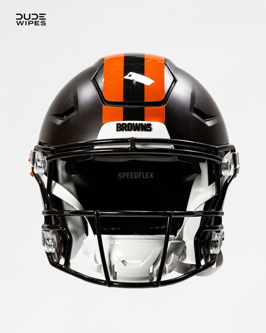 sportingnews's tweet image. The Cleveland Browns have unveiled their "Alpha Dawg" alternate uniform set, which includes a brand new brown matte helmet 馃憖
馃摲: @Browns