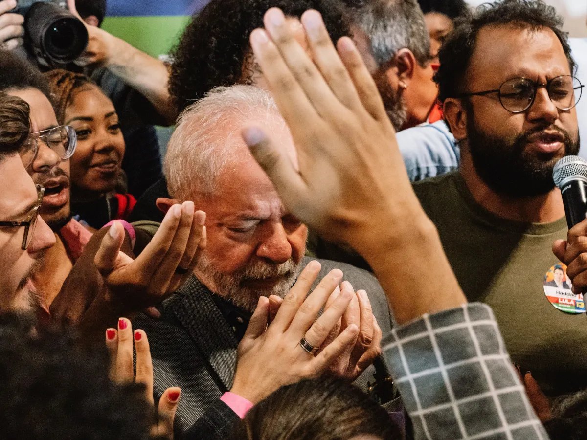 jornalnota's tweet image. CRÍTICA! 🚨“Apocalipse nos Trópicos” (2025) aborda presença de evangélicos no poder, mas escorrega nas simplificações
Nos momentos finais de Apocalipse nos Trópicos, a câmera passeia pela devastação causada pelo 8 de janeiro de 2023. Móveis revirados, vidraças estilhaçadas,…