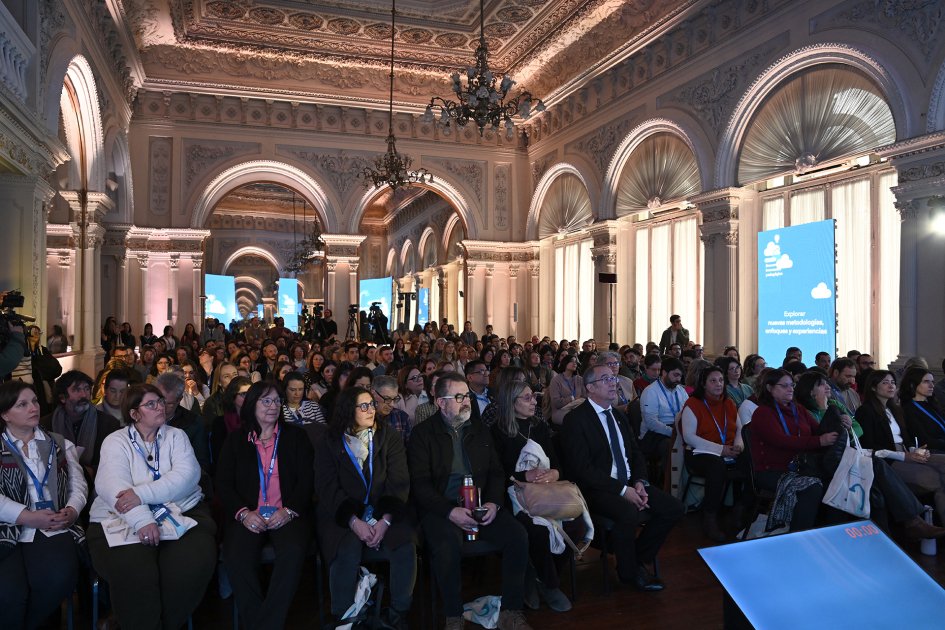 Organizado por <a href="/Ceibal_Uy/">Ceibal</a> y <a href="/ANEP_Uruguay/">ANEP</a> se realizó el 2do Encuentro de Innovación Pedagógica.

En la apertura, el Ministro José Carlos Mahía destacó el rol "de la innovación tecnológica, pedagógica y educativa como una herramienta fundamental para generar el país de las