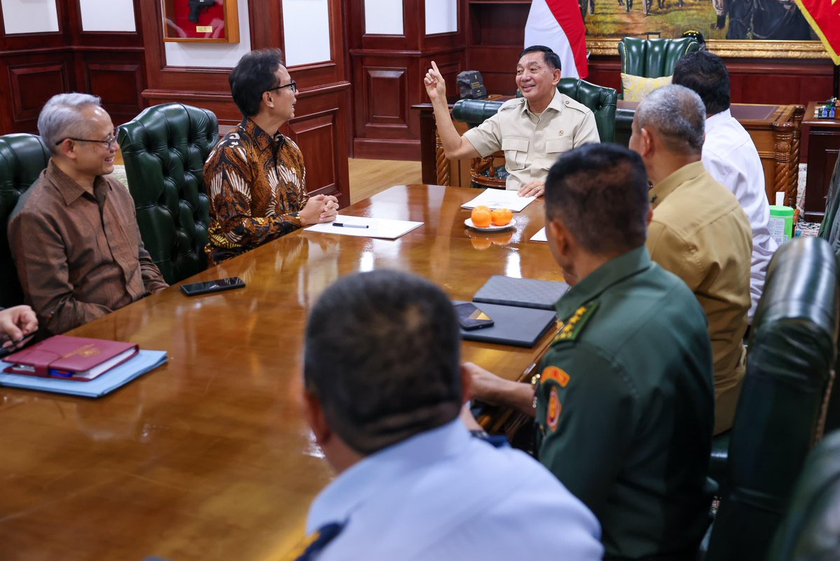 sjafriesjams's tweet image. Saya bersama Menkes dan Kepala BPOM menandatangani Memori Kesepakatan antara Kementerian Pertahanan RI, Kementerian Kesehatan RI dan Badan Pengawas Obat dan Makanan (BPOM) sebagai langkah strategis dalam membangun ketahanan nasional di bidang kesehatan dan farmasi (Selasa, 22…