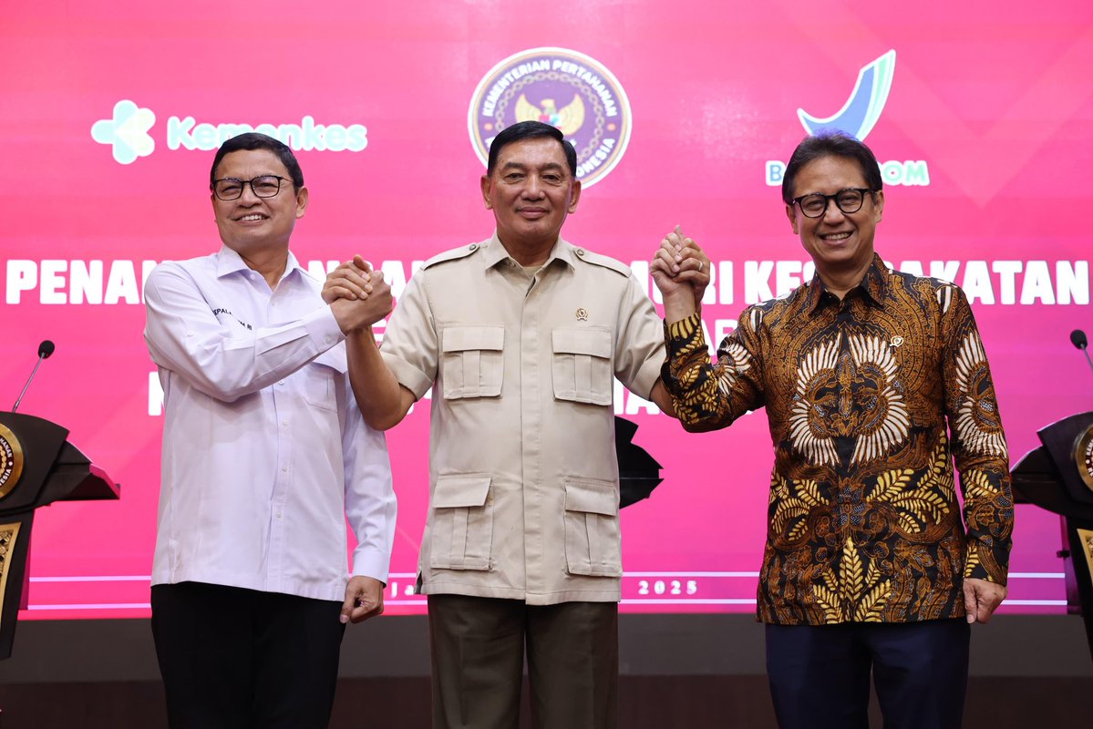 sjafriesjams's tweet image. Saya bersama Menkes dan Kepala BPOM menandatangani Memori Kesepakatan antara Kementerian Pertahanan RI, Kementerian Kesehatan RI dan Badan Pengawas Obat dan Makanan (BPOM) sebagai langkah strategis dalam membangun ketahanan nasional di bidang kesehatan dan farmasi (Selasa, 22…