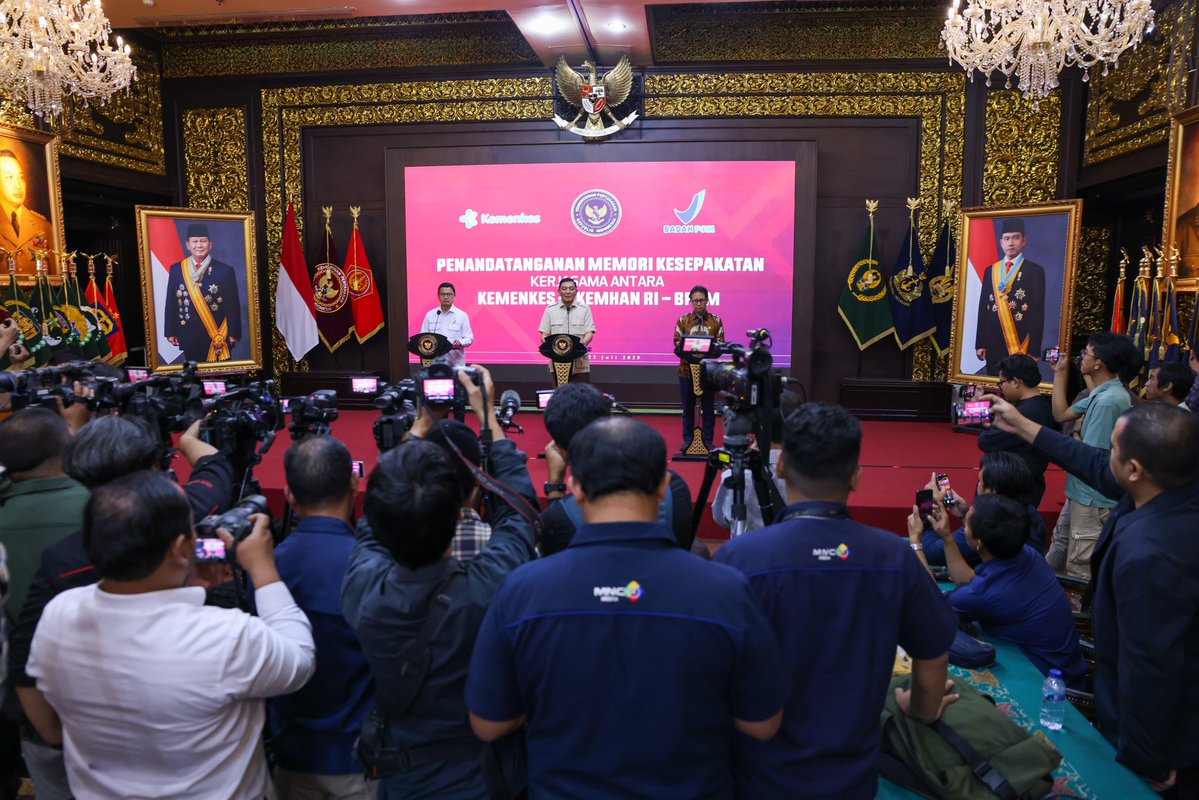 sjafriesjams's tweet image. Saya bersama Menkes dan Kepala BPOM menandatangani Memori Kesepakatan antara Kementerian Pertahanan RI, Kementerian Kesehatan RI dan Badan Pengawas Obat dan Makanan (BPOM) sebagai langkah strategis dalam membangun ketahanan nasional di bidang kesehatan dan farmasi (Selasa, 22…