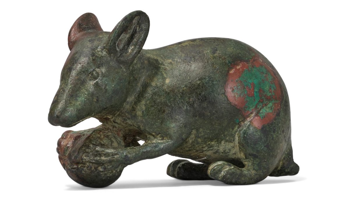 DrJEBall's tweet image. A lovely little bronze #Roman mouse figurine, shown holding a morsel of food in his little front paws (a nut or seed maybe?), perhaps about to take a little nibble from it. It is about 1900-2000 years old 🐭
(📷 Christie's) #Archaeology #RomanArchaeology