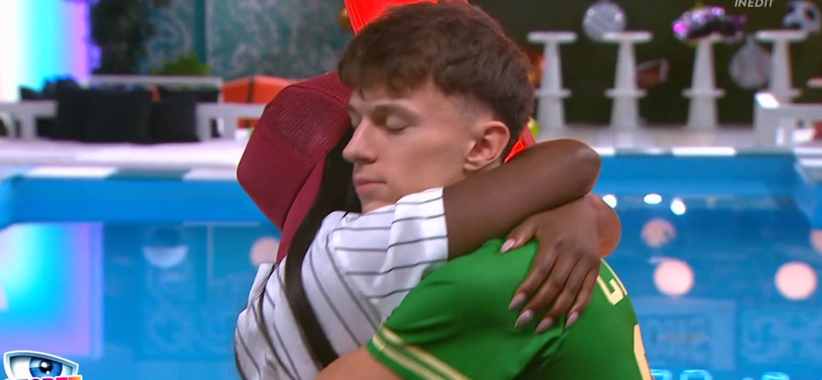 CelineM84091's tweet image. Ethan à Romy : « Si je ne vais pas en finale, j’espère que tu gagneras pour moi »
Romy : « Je l’aime fort. La finale elle est pour nous je l’espère »
Purée je les aime tellement🫶❤️❤️ #SecretStory