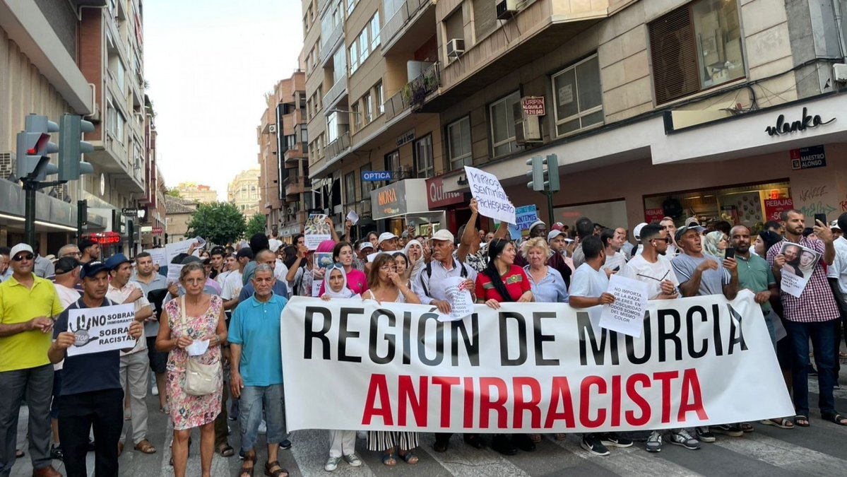PCOE_estatal's tweet image. ✍🏻 NUEVO COMUNICADO ✍🏻
Durante la tarde del lunes 21 de julio, miles de personas se manifestaron en Murcia en contra de las brutales cacerías racistas ocurridas en Torre Pacheco perpetradas por grupos fascistas.
pcoe.net/actualidad/act…