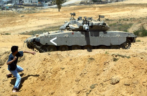 Der Islam ist friedlich, aber nicht pazifistisch!  
Allah sagt: "Und es gibt keinen Tadel für diejenigen, die sich zur Wehr setzen, nachdem ihnen Unrecht widerfahren ist. Tadel trifft nur jene, die den Menschen Unrecht tun und ohne Recht auf der Erde gewaltsam vorgehen. Für sie