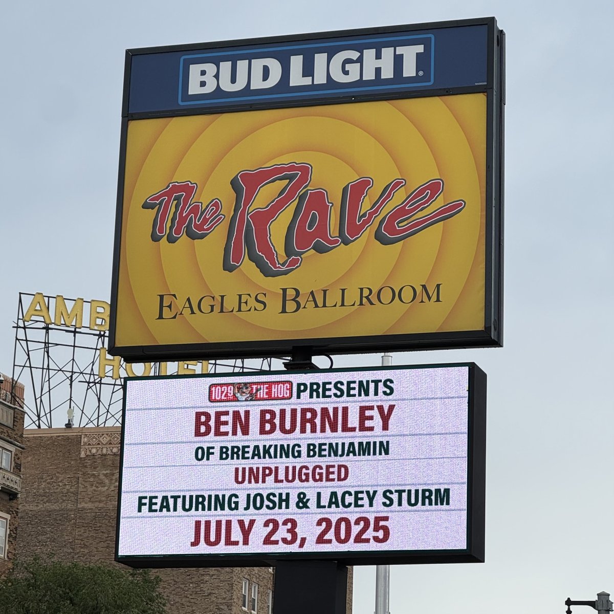 therave's tweet image. TONIGHT: @BenBurnleyBB of @breakingbenj joins us for a special unplugged evening of live music in The Eagles Ballroom! πΈπΆ
Show starts at 8PM // Tickets available at the door & online Β» therave.com/ben