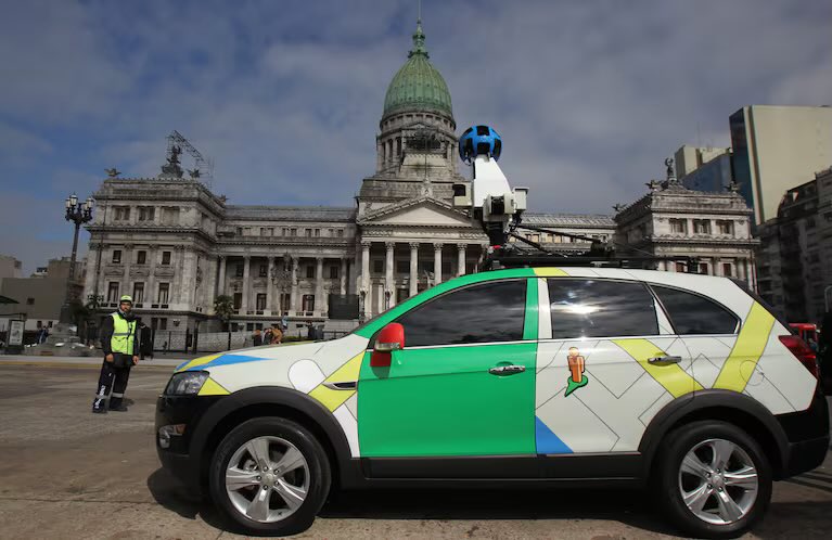 RealTimeRating's tweet image. Un argentino de Bragado le ganó una demanda a Google por aparecer desnudo en Maps y cobrará 3 millones: Street View lo captó sin ropa en su casa, y ahora la empresa deberá pagarle.