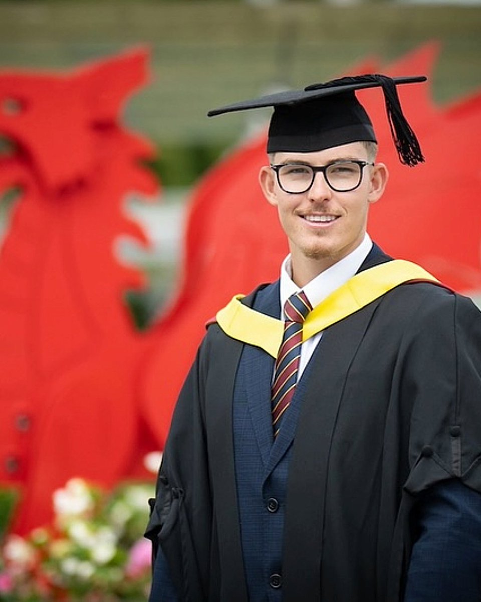 Last week, two of our talented young cricketers received their graduation degrees from Cardiff Metropolitan University and Cardiff University 🎓  

Llongyfarchiadau Asa and Ben! 👏

#OhGlammyGlammy
