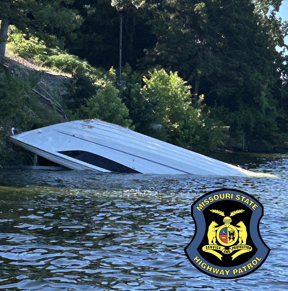 MSHPTrooperF's tweet image. 🚤Boat Crash at Lake of the Ozarks🚤

Troopers responded to a boat crash early this morning after a vessel was driven ashore.

The operator, who was the sole occupant, was transported to @LakeRegional Hospital with moderate injuries.

Online Crash Report:
apps.mshp.dps.mo.gov/WP03/AccidentD…