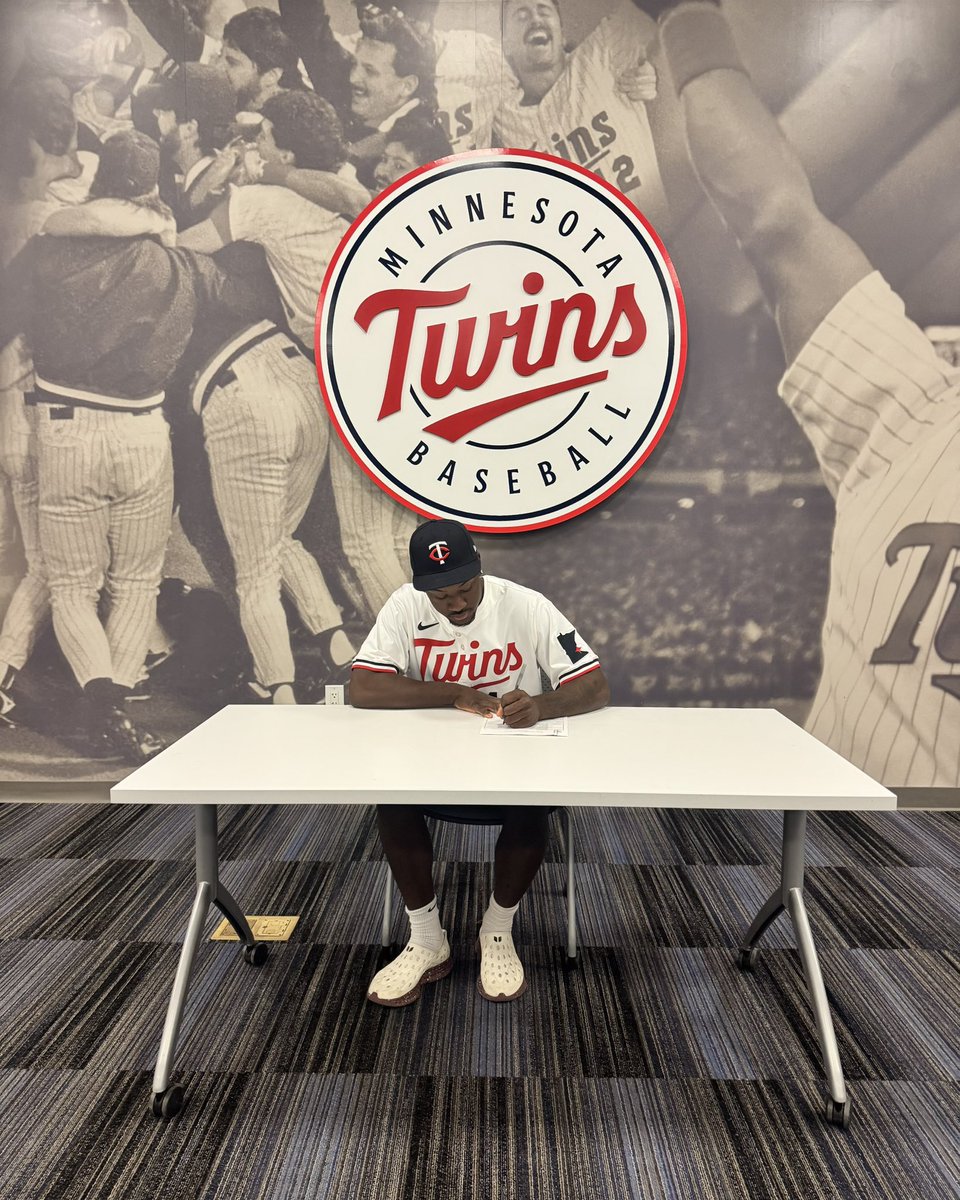 RedbirdBaseball's tweet image. 𝗦𝗵𝗮𝗶 𝗵𝗮𝘀 𝘀𝗶𝗴𝗻𝗲𝗱❗️
Robinson makes it official with Minnesota.