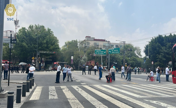 LuisCardenasMx's tweet image. 🚧 BLOQUEO EN XOLA
Manifestantes mantienen cerrado Xola en sus cruces con Av. Cuauhtémoc y Eje Central, en la alcaldía Benito Juárez.
📍#AlternativaVial: Viaducto Miguel Alemán, Obrero Mundial y Concepción Beistegui.
Toma precauciones. #PrecauciónVial
