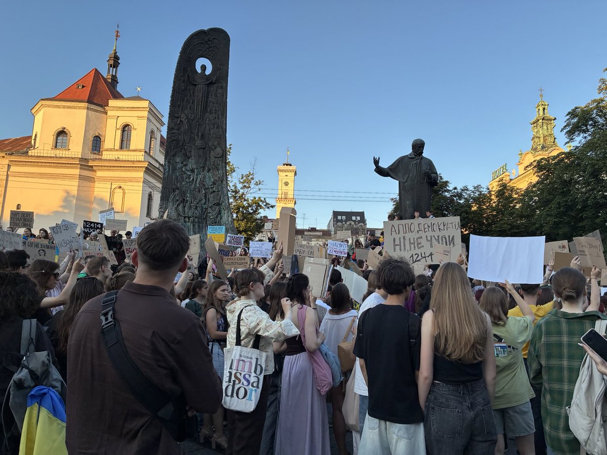 lindseyhilsum's tweet image. In #Lviv Ukrainians are protesting again: #Zelensky says he’ll reverse the bill to curtail the independence of anti-corruption bodies but they say they don’t trust him to follow through.