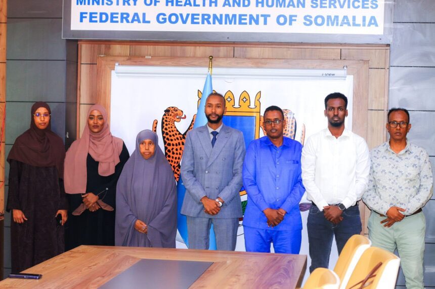 Wasiir ku xigeenku wuxuu hambalyo u diray Dr. Luul oo mar kale loo doortay guddoomiyaha ururka, isagoo ku dhiirrigeliyay in ay laba jibbaarto dadaalka horumarinta adeegyada caafimaadka. 
#Somalia #Quruxda_Soomaaliya #GeeskaAfrika