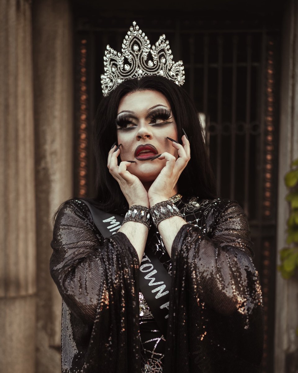 SavannahRayPgh's tweet photo. Ever since I was a child, I knew I wanted to dress like a woman and be photographed in a cemetery 🪦 https://t.co/1JsbcMPPUo
